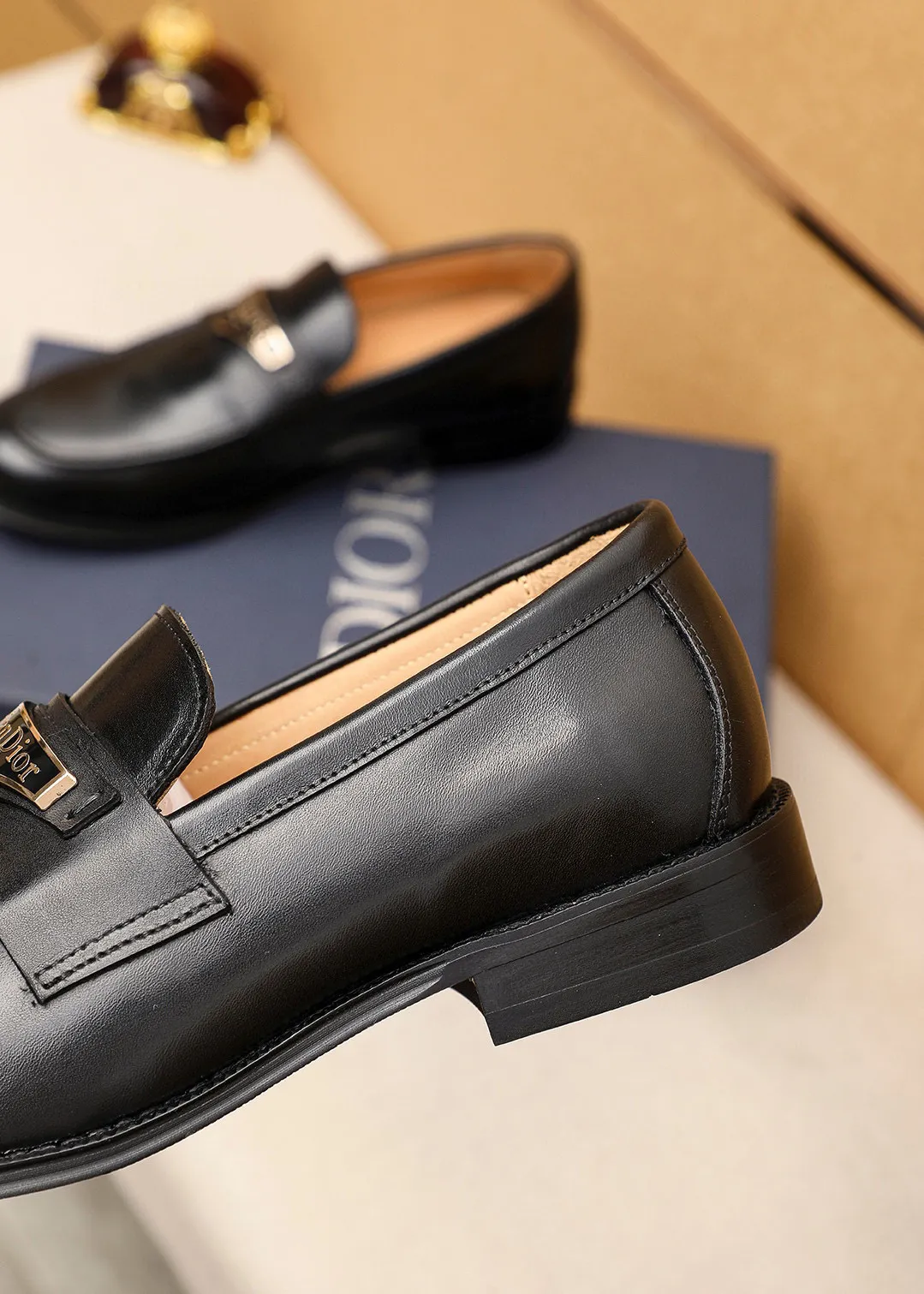Men's shoes 💰480 💐 Product trademark: Dior "Dior" casual leather shoes Regular size: 39-44 (38.45.46🉑️Customized) Product materials: Selected Italian imported first-layer calfskin upper + classic hardware buckle, imported water-dyed 🐂 cowhide lining. Strong three-dimensional visual effect, original outsole color: 1⃣️color optional